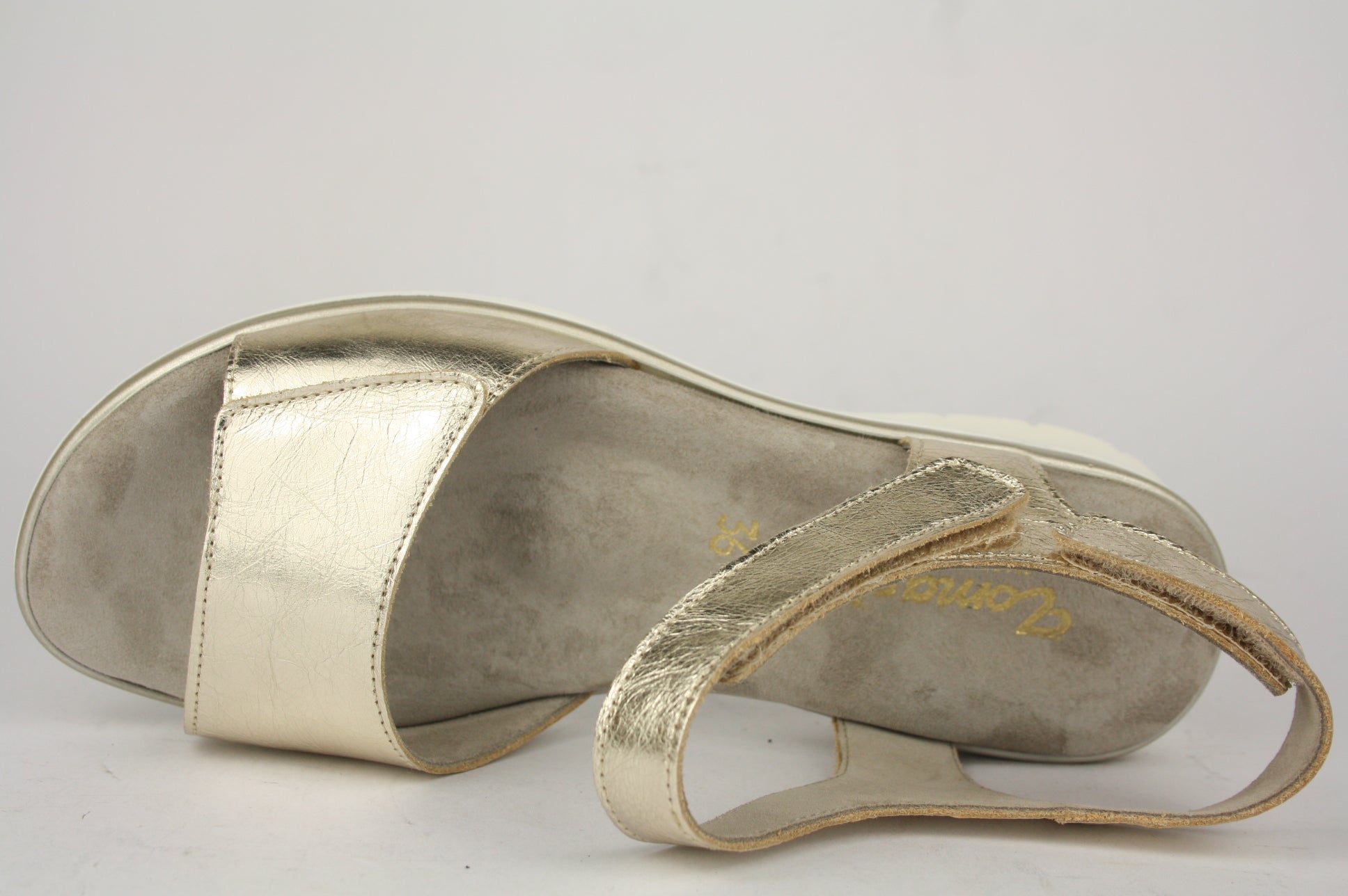 PIA ORO. SANDALO DONNA